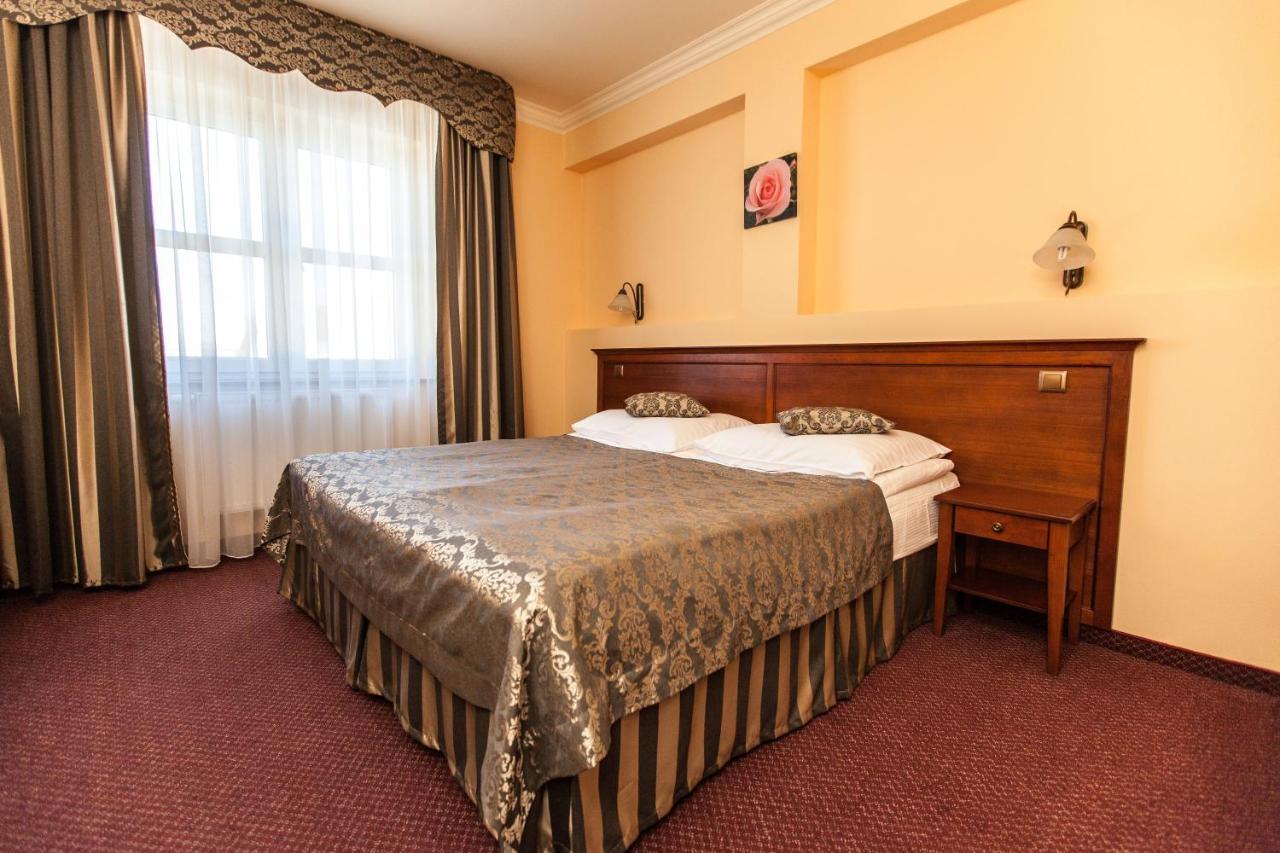 Hotel Nowy Dwor W Zaczerniu Rzeszow Exterior photo