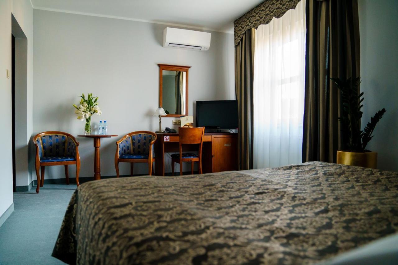 Hotel Nowy Dwor W Zaczerniu Rzeszow Exterior photo