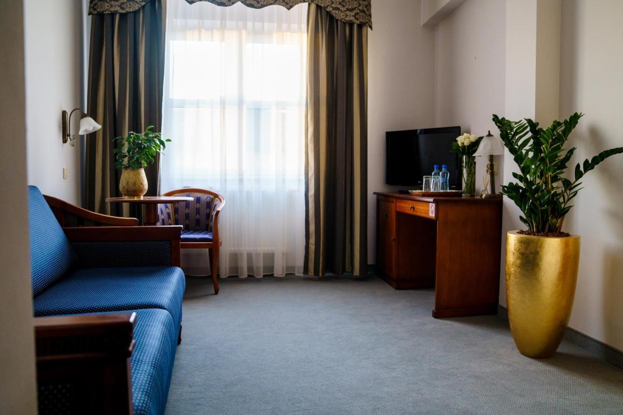 Hotel Nowy Dwor W Zaczerniu Rzeszow Exterior photo