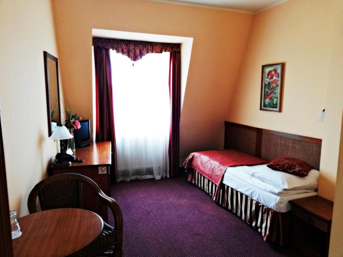 Hotel Nowy Dwor W Zaczerniu Rzeszow Exterior photo
