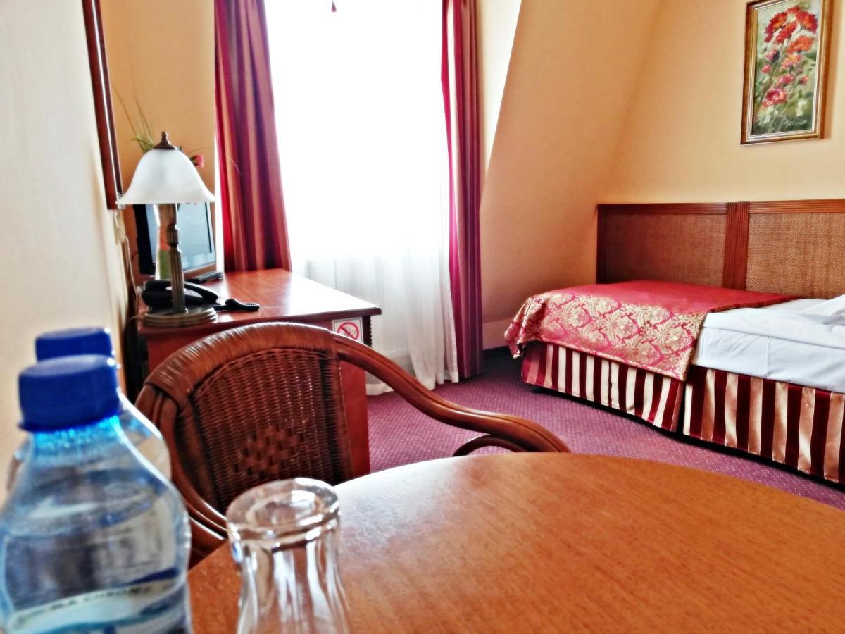 Hotel Nowy Dwor W Zaczerniu Rzeszow Exterior photo